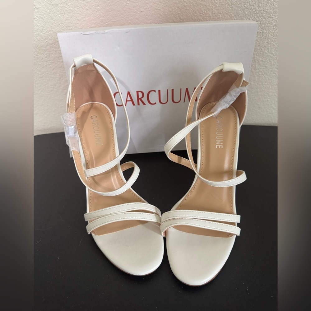 New in box size 8 Carcuume Women's Strappy Heels